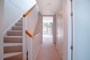 Perfect Booking Large Home With Driveway Parking