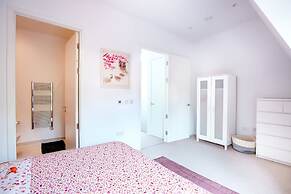 Perfect Booking Large Home With Driveway Parking