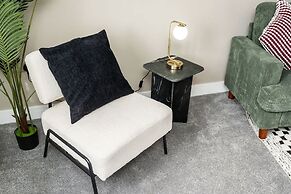Perfect Booking 3 Bed With Driveway Parking