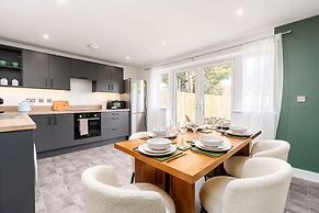Perfect Booking 3 Bed With Driveway Parking