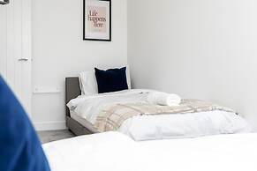 Perfect Booking 3 Bed With Driveway Parking