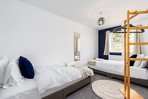 Perfect Booking 3 Bed With Driveway Parking