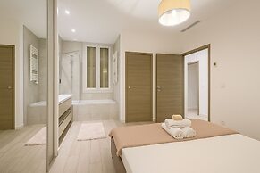 Stylish 3-bedroom Gem Steps From Monaco Spacious
