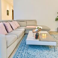 Stylish 3-bedroom Gem Steps From Monaco Spacious