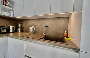 Stylish 3-bedroom Gem Steps From Monaco Spacious