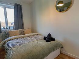 Perfect Booking 3 Bed Home in Central Bracknell
