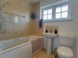 Perfect Booking 3 Bed Home in Central Bracknell