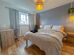 Perfect Booking 3 Bed Home in Central Bracknell