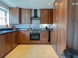 Perfect Booking 3 Bed Home in Central Bracknell