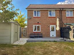 Perfect Booking 3 Bed Home in Central Bracknell