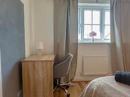 Perfect Booking 3 Bed Home in Central Bracknell