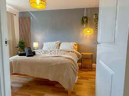 Perfect Booking 3 Bed Home in Central Bracknell