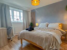 Perfect Booking 3 Bed Home in Central Bracknell