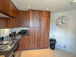 Perfect Booking 3 Bed Home in Central Bracknell