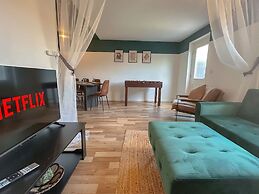 Perfect Booking 3 Bed Home in Central Bracknell