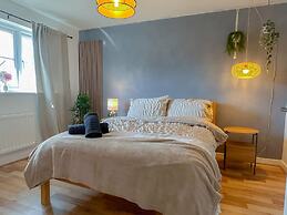 Perfect Booking 3 Bed Home in Central Bracknell