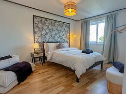 Perfect Booking 3 Bed Home in Central Bracknell