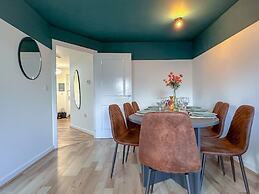 Perfect Booking 3 Bed Home in Central Bracknell