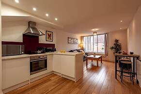 2BR Town Centre With Fast Wi-fi Sleeps 7
