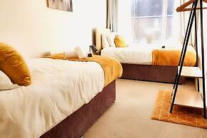 2BR Town Centre With Fast Wi-fi Sleeps 7