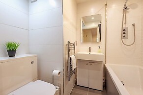 2BR Town Centre With Fast Wi-fi Sleeps 7