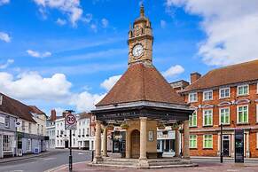 2BR Town Centre With Fast Wi-fi Sleeps 7
