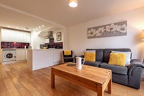 2BR Town Centre With Fast Wi-fi Sleeps 7