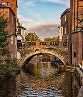 2BR Town Centre With Fast Wi-fi Sleeps 7