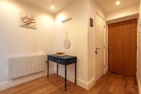 2BR Town Centre With Fast Wi-fi Sleeps 7