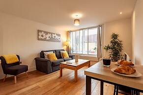 2BR Town Centre With Fast Wi-fi Sleeps 7