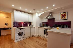 2BR Town Centre With Fast Wi-fi Sleeps 7