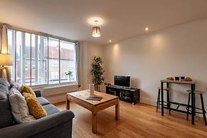 2BR Town Centre With Fast Wi-fi Sleeps 7