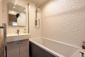 2BR Town Centre With Fast Wi-fi Sleeps 7
