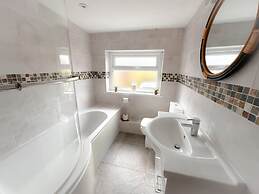 Perfect Booking 3 Bed Home in Abertillery