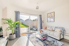 Perfect Booking 4 Bed Home in Swindon