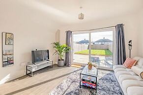 Perfect Booking 4 Bed Home in Swindon
