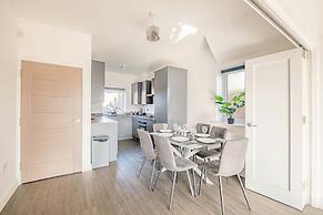 Perfect Booking 4 Bed Home in Swindon