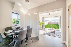 Perfect Booking 4 Bed Home in Swindon