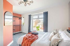Perfect Booking 4 Bed Home in Swindon