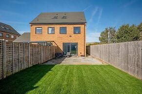 Perfect Booking 4 Bed Home in Swindon