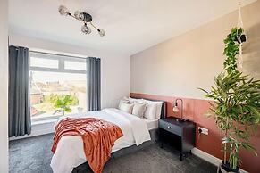 Perfect Booking 4 Bed Home in Swindon
