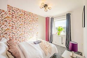 Perfect Booking 4 Bed Home in Swindon