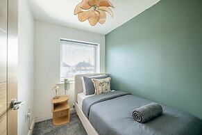 Perfect Booking 4 Bed Home in Swindon
