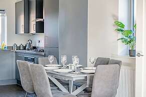 Perfect Booking 4 Bed Home in Swindon