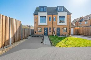 Perfect Booking 4 Bed Home in Swindon