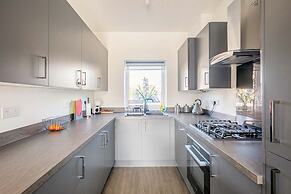 Perfect Booking 4 Bed Home in Swindon