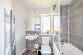 Perfect Booking 4 Bed Home in Swindon