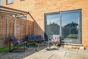 Perfect Booking 4 Bed Home in Swindon