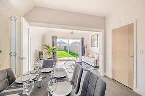 Perfect Booking 4 Bed Home in Swindon