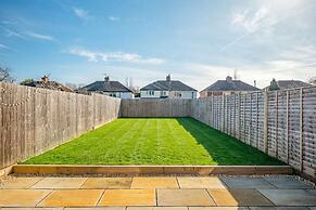 Perfect Booking 4 Bed Home in Swindon